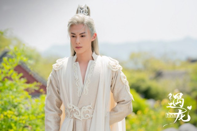 故事：剑与魔法的世界，众神消亡，从莽荒中走出来一个人族小兵